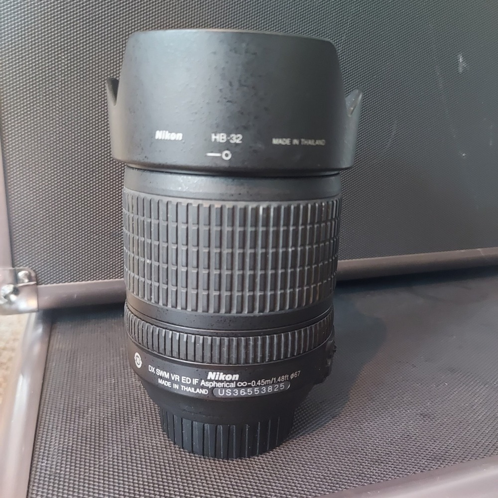Nikon AF-S DX Nikkor 18-105mm f/3.5-5.6G ED VR Lens with HB-32 Hood